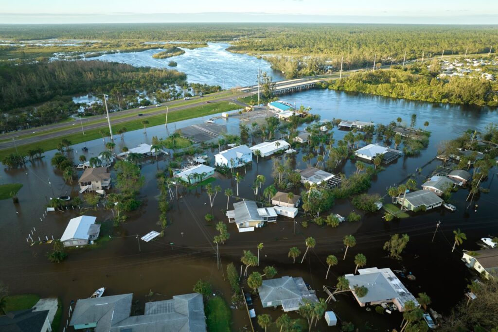 Una ciudad costera sufre inundaciones tras un huracán