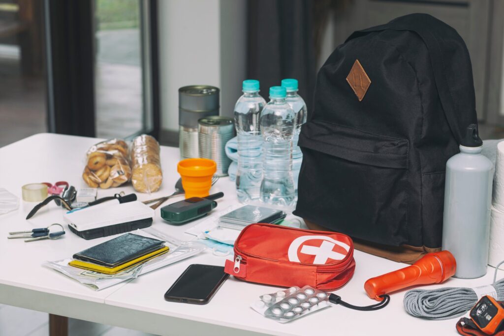 Una mochila de emergencia que incluya agua embotellada y alimentos de larga conservación.